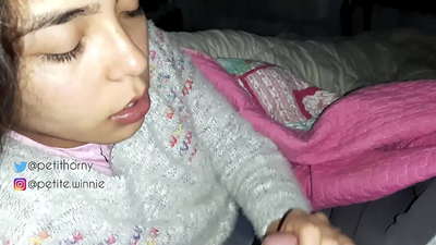 მე ვყლაპავ მთელი ჩემი ქმრის დაგროვილ რძეს - ენას ვაჩვენებ ცომით